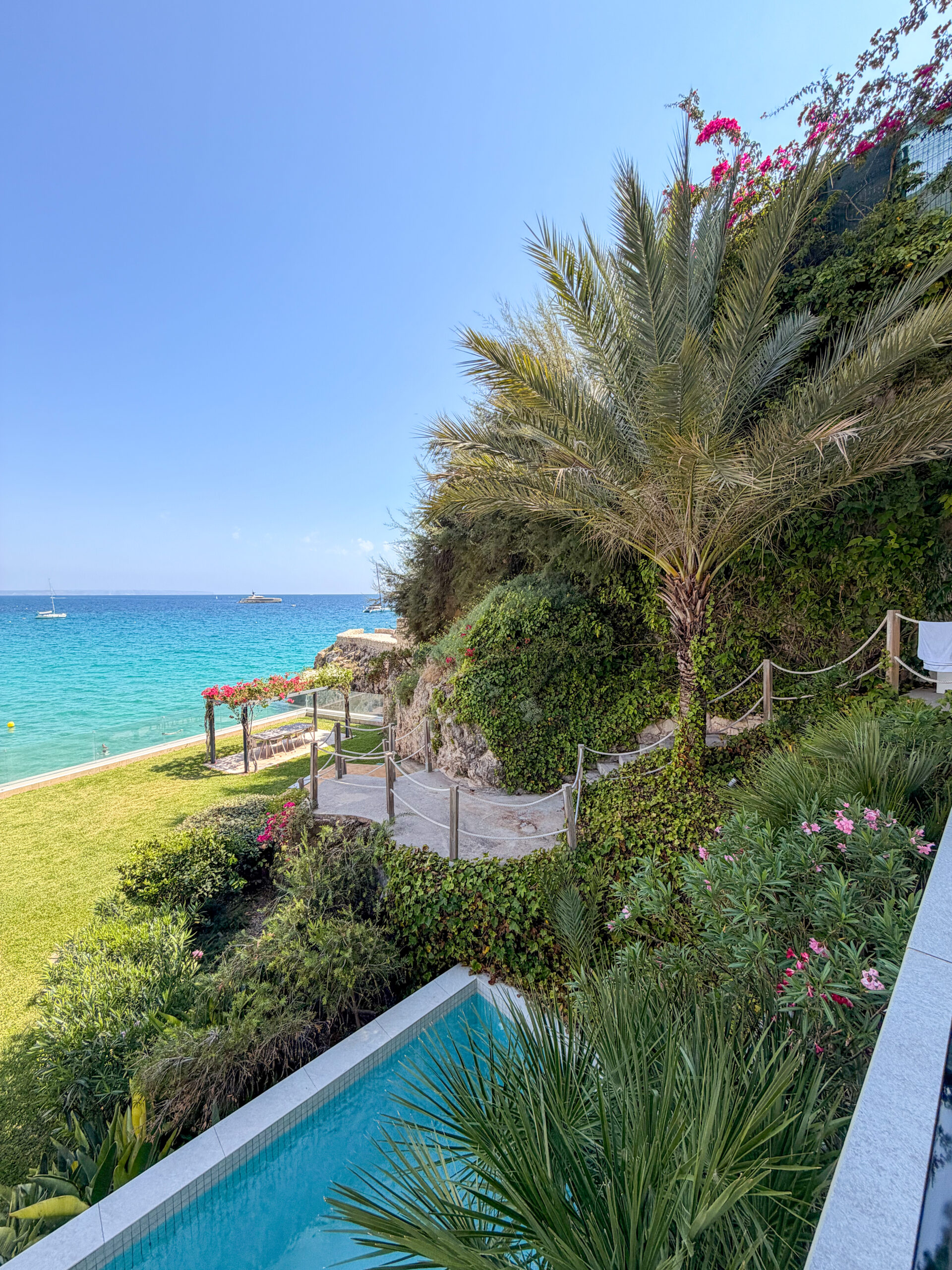 privater Zugang zum Pool und Garten sowie dem Meer
